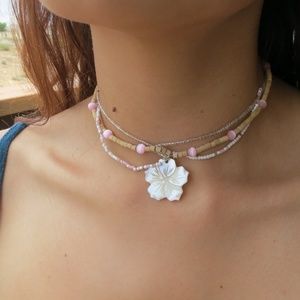 ORGANIC BEAUTIFUL MOP FLORAL PENDANT & 3 STRAND NECKLACE